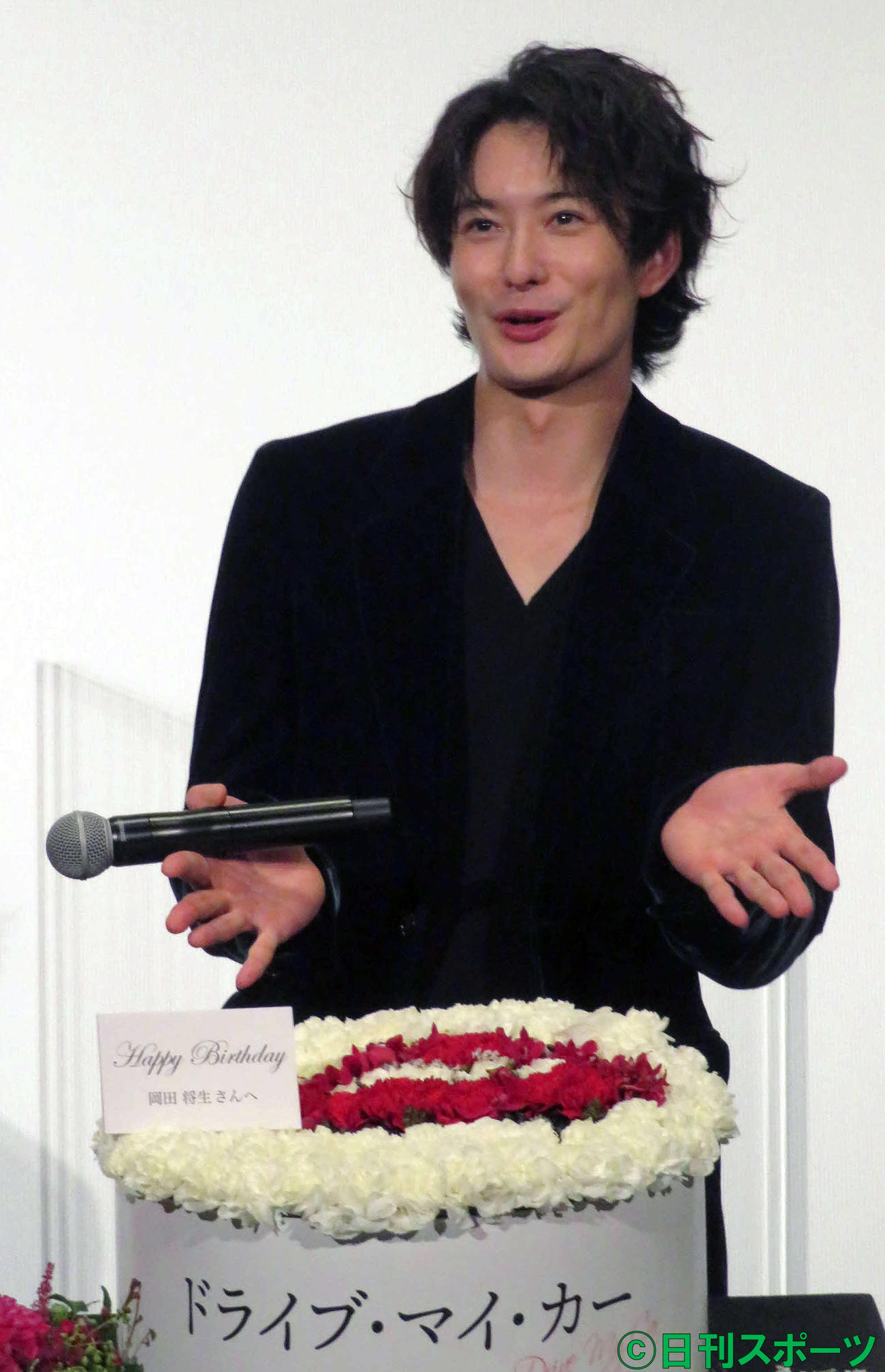 映画「ドライブ・マイ・カー」プレミア上映イベントで、サプライズでバースでケーキを贈られ、喜ぶ岡田将生（撮影・村上幸将）