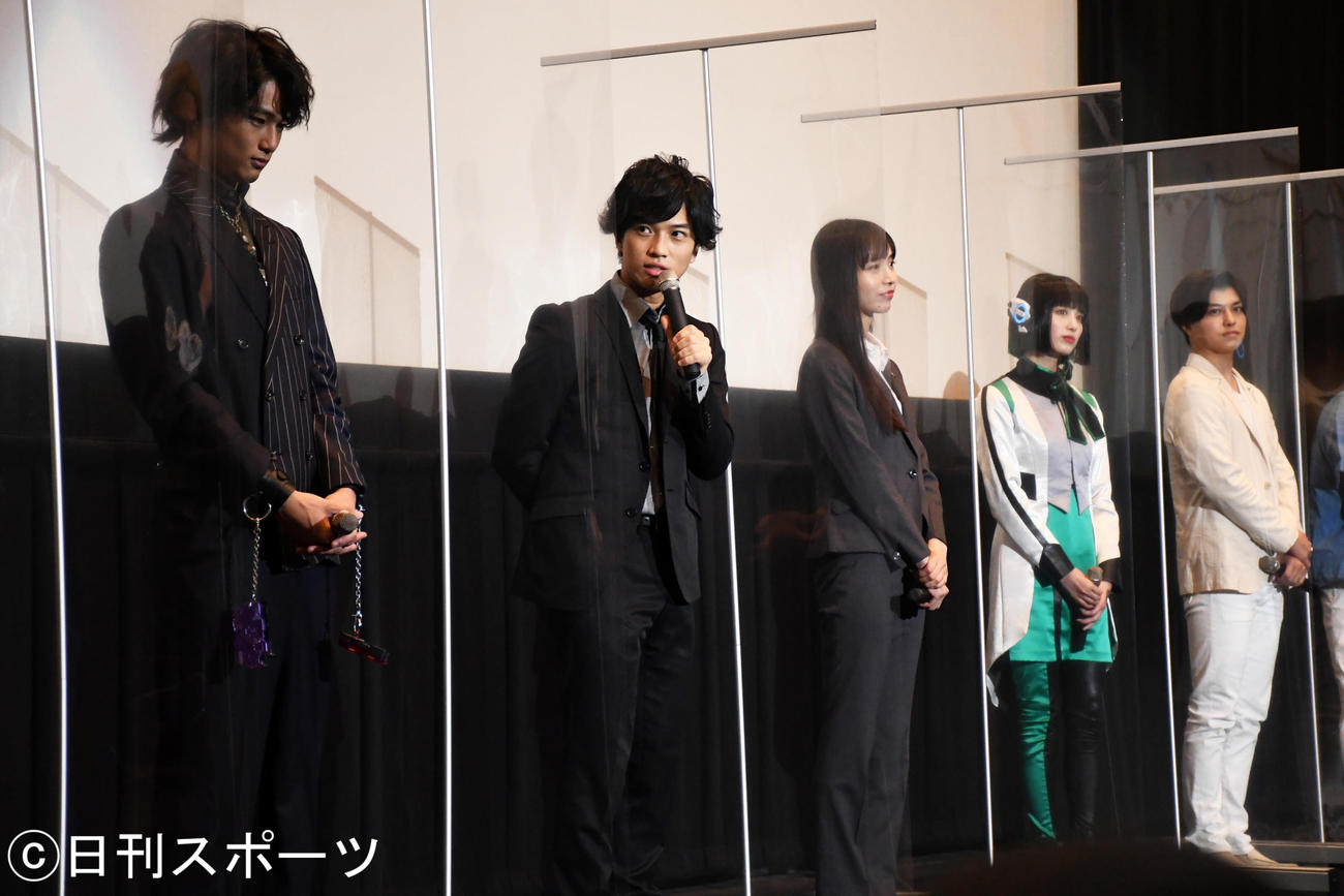 映画「ゼロワン　others　仮面ライダーバルカン＆バルキリー」完成披露上映会に出席した、左から中川大輔、岡田龍太郎、井桁弘恵、鶴嶋乃愛、桜木那智（撮影・大友陽平）