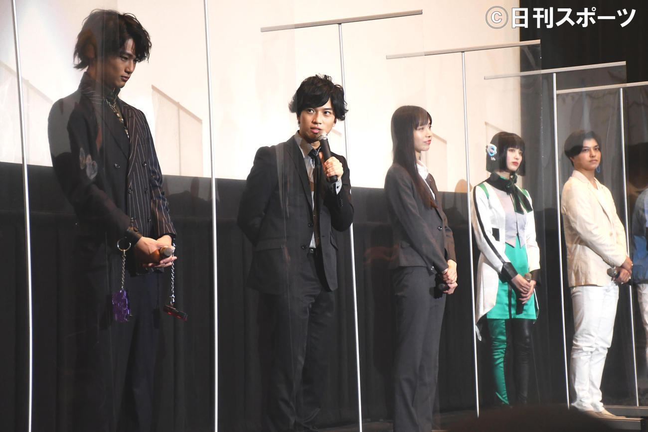 完成披露上映会に出席した、左から中川大輔、岡田龍太郎、井桁弘恵、鶴嶋乃愛、桜木那智（撮影・大友陽平）