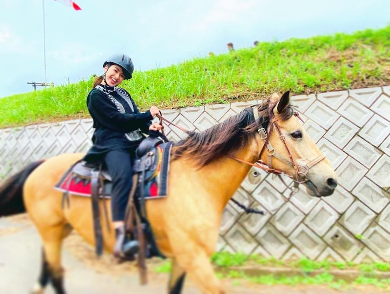 アメーバブログで優雅な乗馬姿を公開し、ファンから大きな反響を呼んだ平祐奈