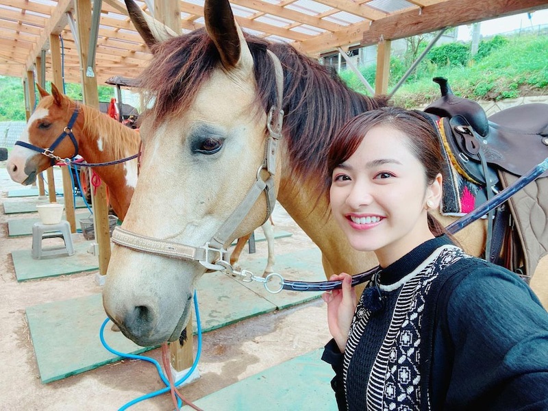 アメーバブログで優雅な乗馬姿を公開し、ファンから大きな反響を呼んだ平祐奈