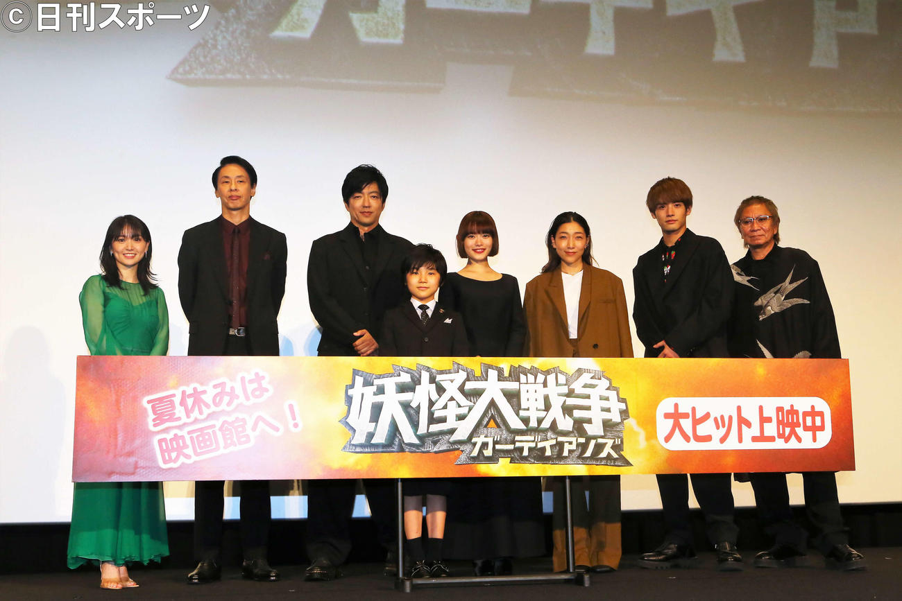 映画「妖怪大戦争ガーディアンズ」の舞台あいさつで笑顔を見せる登壇者。左から大島優子、大倉孝二、大沢たかお、寺田心、杉咲花、安藤サクラ、赤楚衛二、三池崇史監督（撮影・勝部晃多）