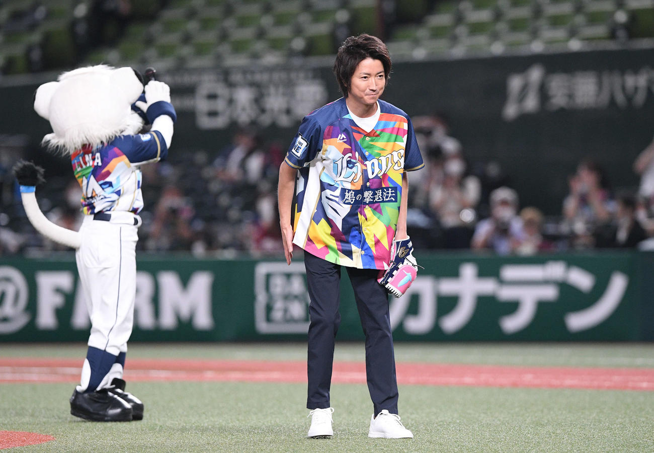 西武対楽天　試合前のセレモニアルピッチを終え一礼する藤原竜也（撮影・滝沢徹郎）