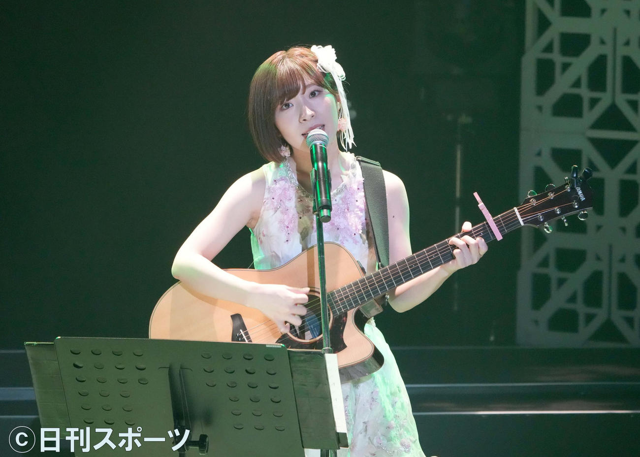 デビュー10周年コンサートで、ギターを弾きながら歌う岩佐美咲