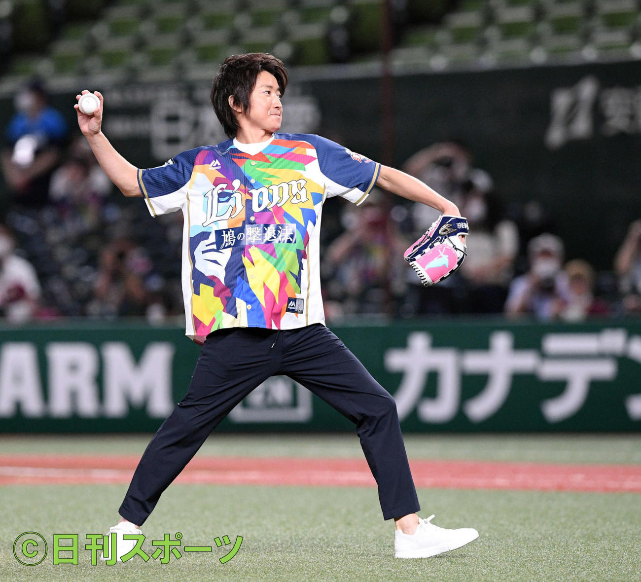西武対楽天　試合前にセレモニアルピッチする藤原竜也（撮影・滝沢徹郎）