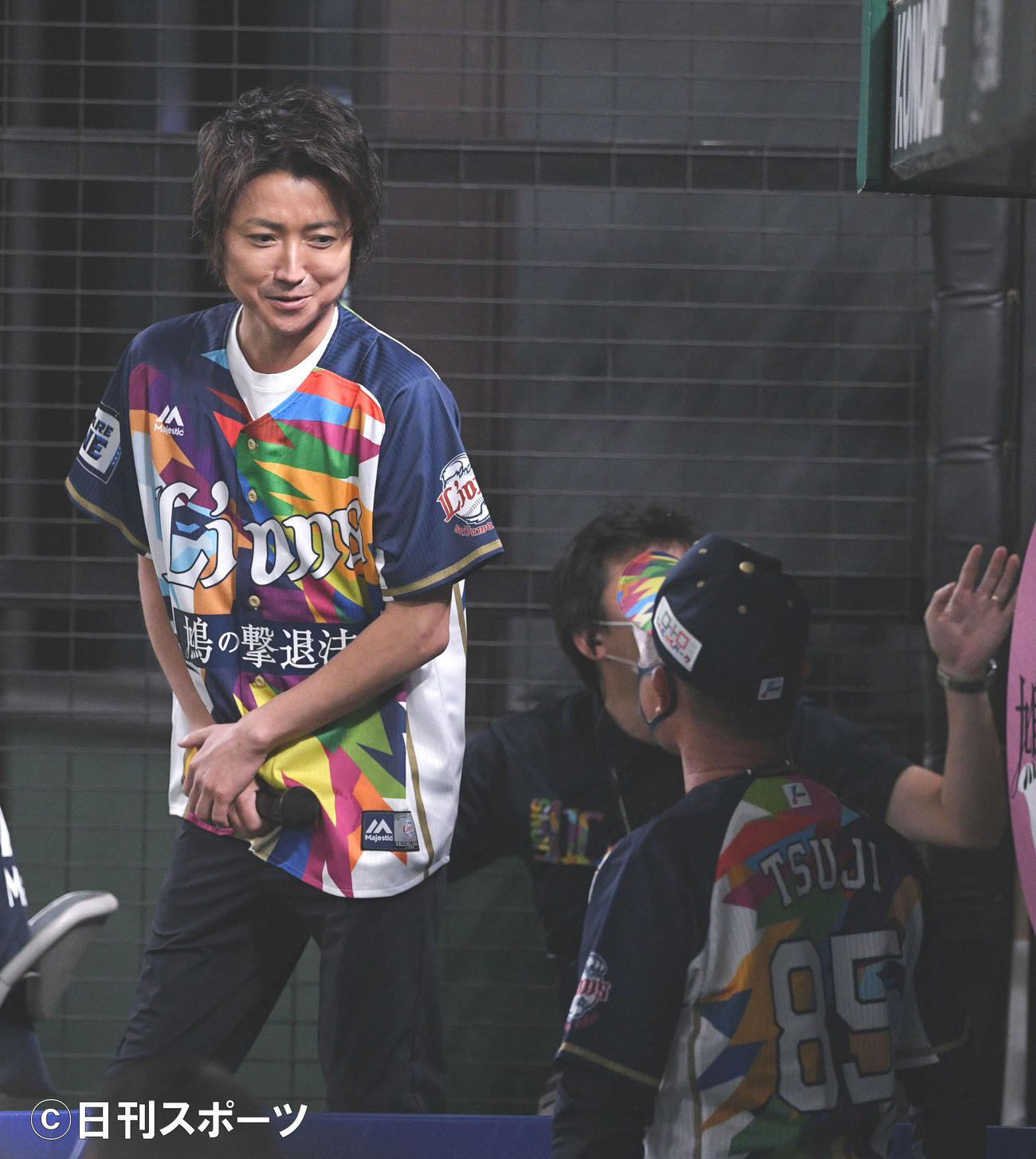 西武対楽天　試合前に西武辻監督（右）にあいさつする藤原竜也（撮影・滝沢徹郎）