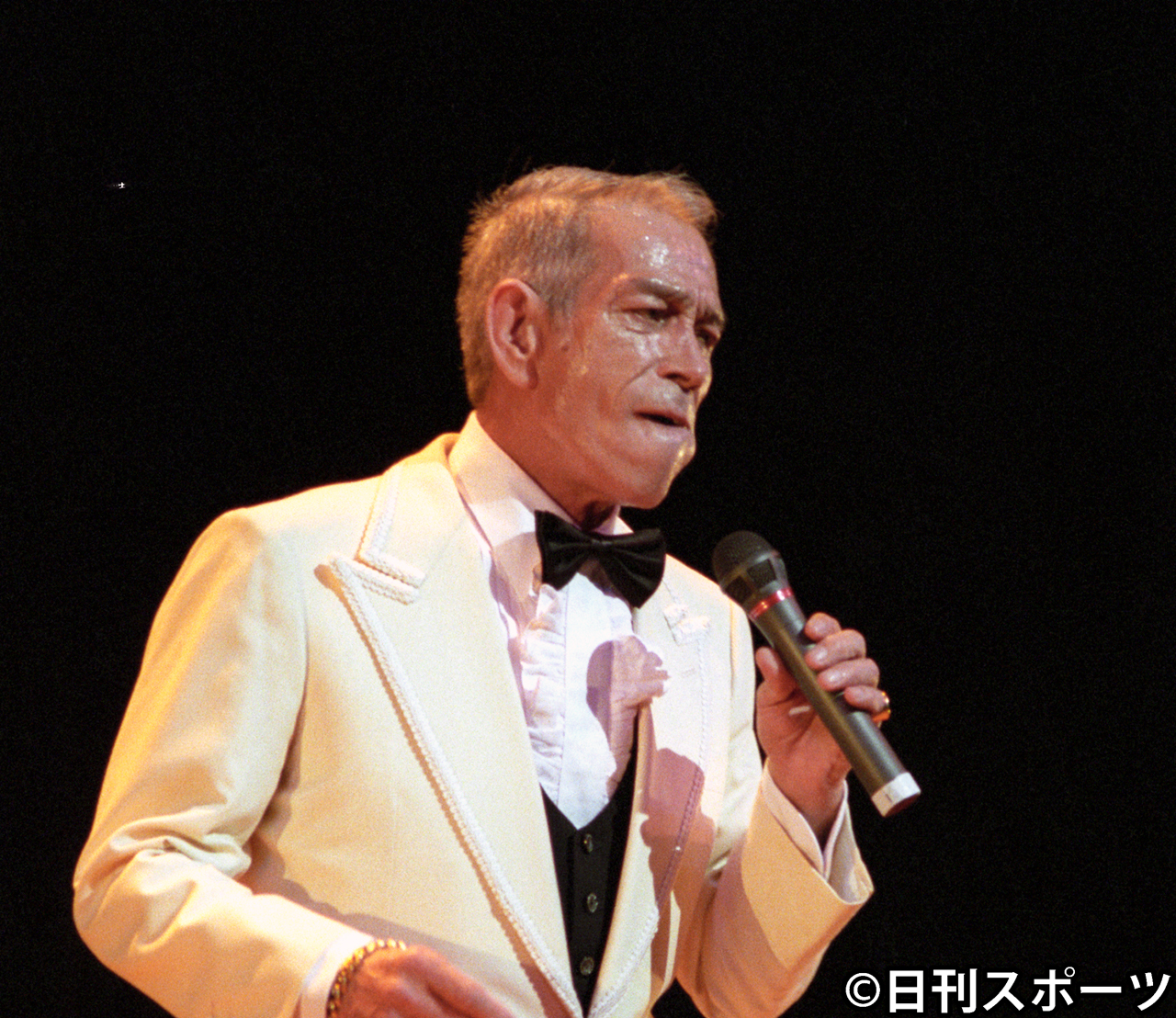 98年6月、チャリティーコンサートで熱唱するジェリー藤尾さん