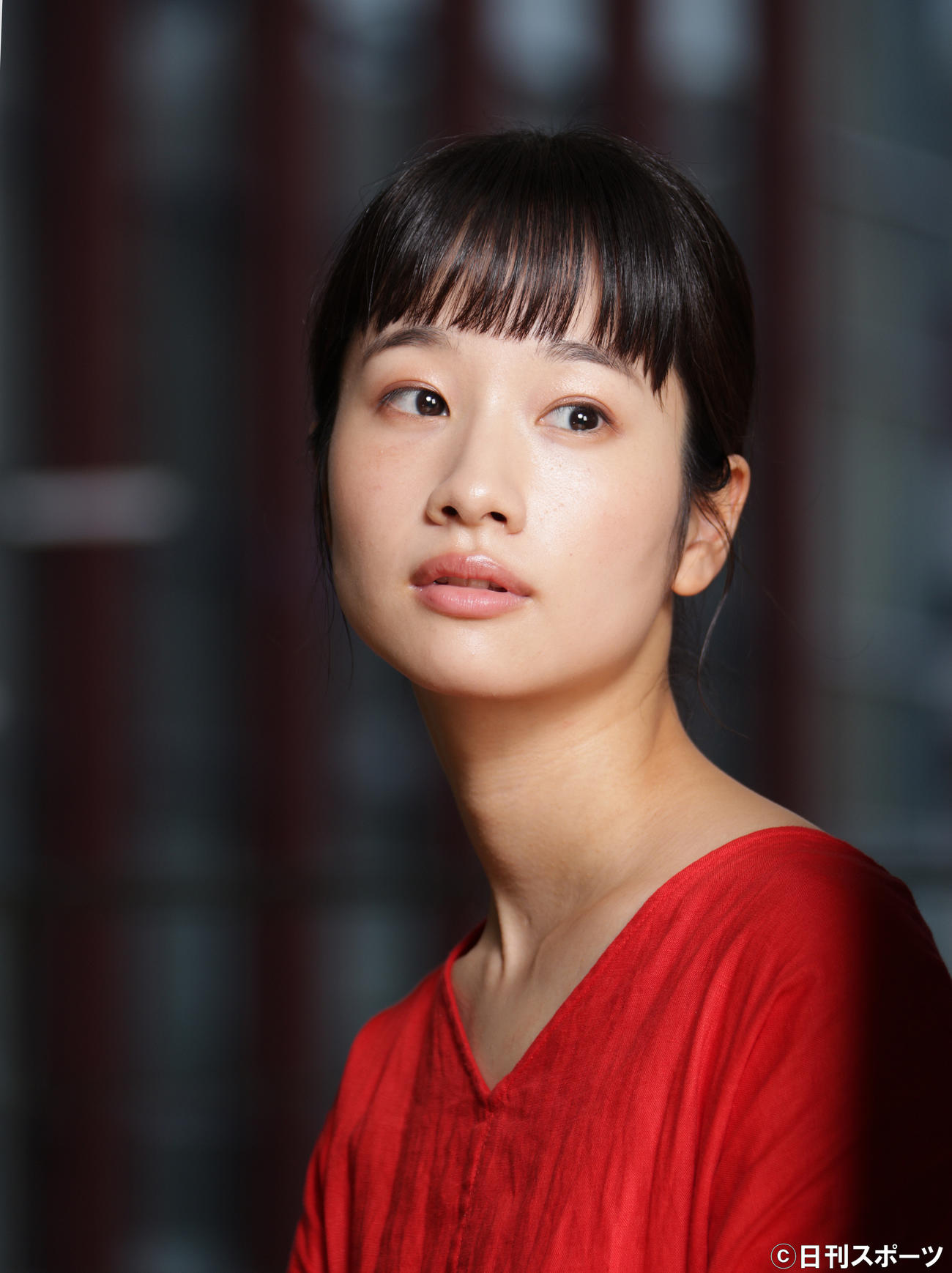 連続ドラマに出演する女優の表情を見せる藤間爽子