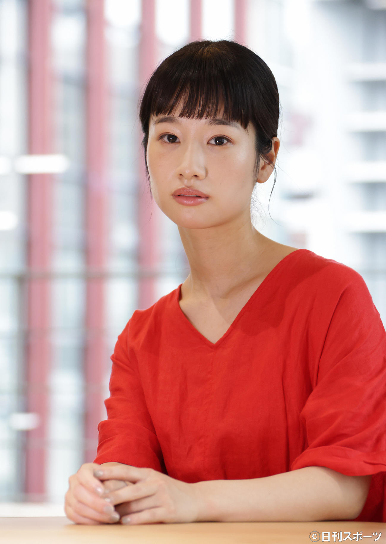 連続ドラマに出演する女優の表情