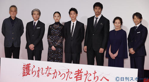映画「護られなかった者たちへ」舞台あいさつを行う、左から瀬々敬久監督、吉岡秀隆、清原果那、佐藤健、阿部寛、倍賞美津子、緒形直人(撮影・中島郁夫)