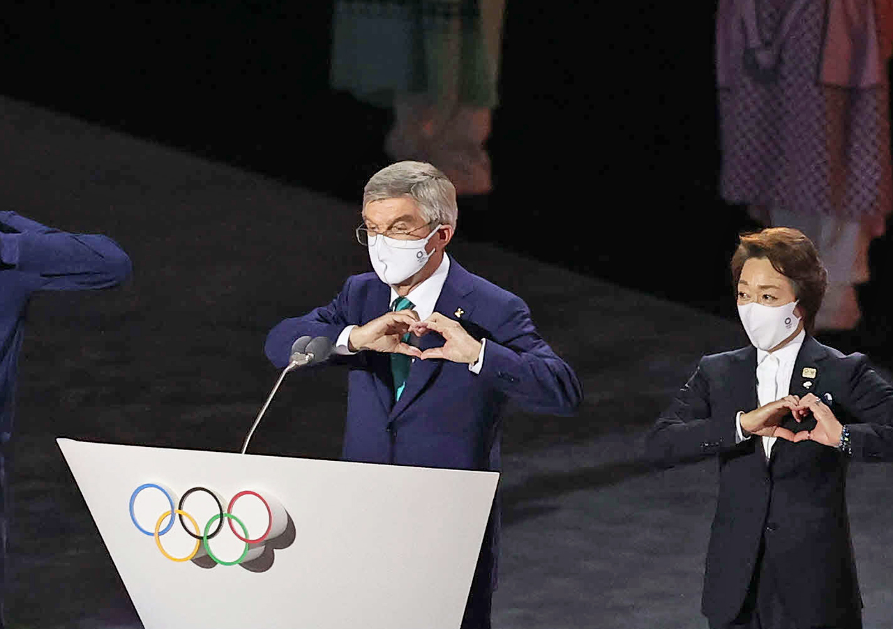 8日の東京五輪閉会式であいさつを行うIOCバッハ会長（左）