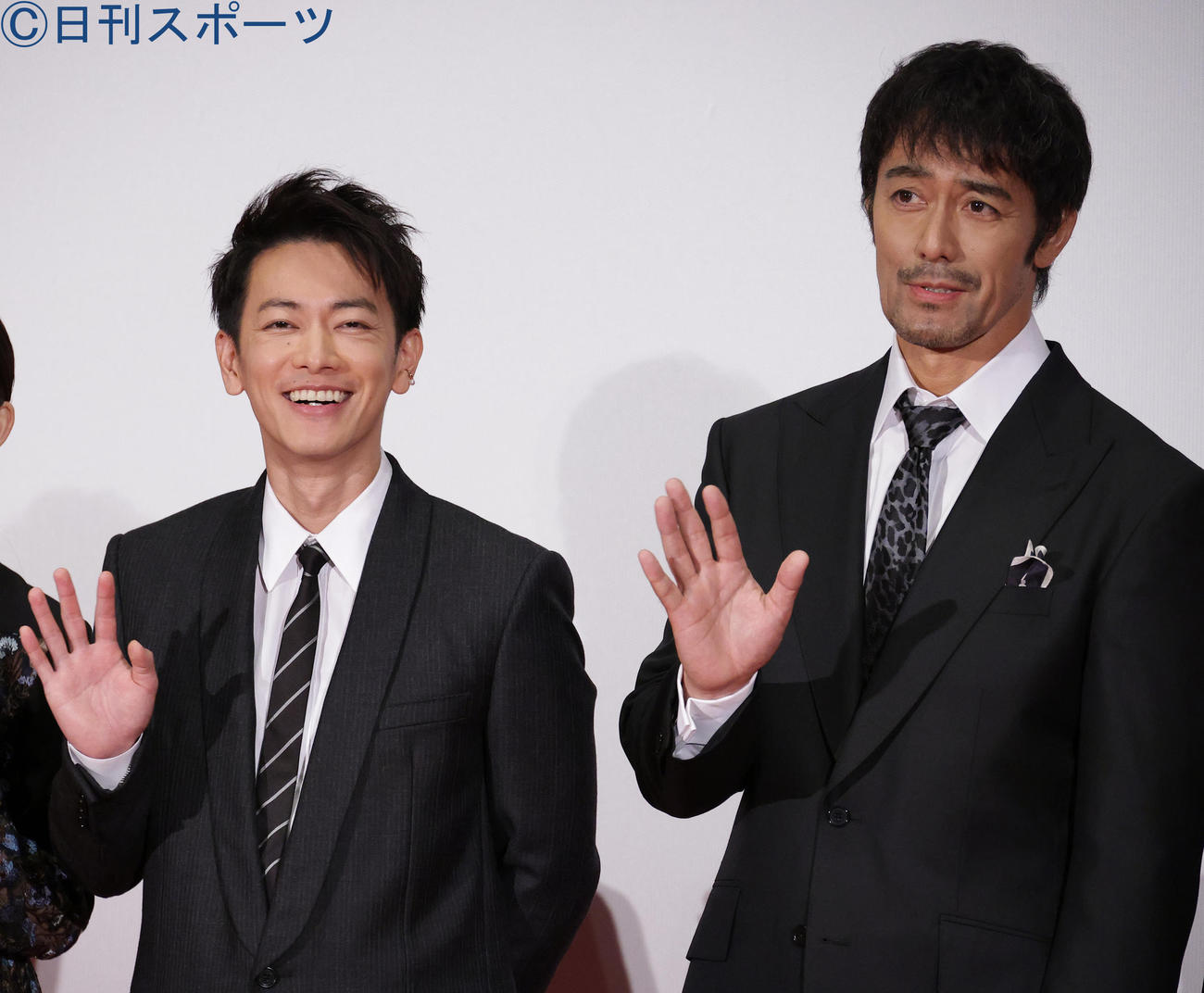 映画「護られなかった者たちへ」舞台あいさつで手を振る佐藤健（左）と阿部寛（撮影・中島郁夫）