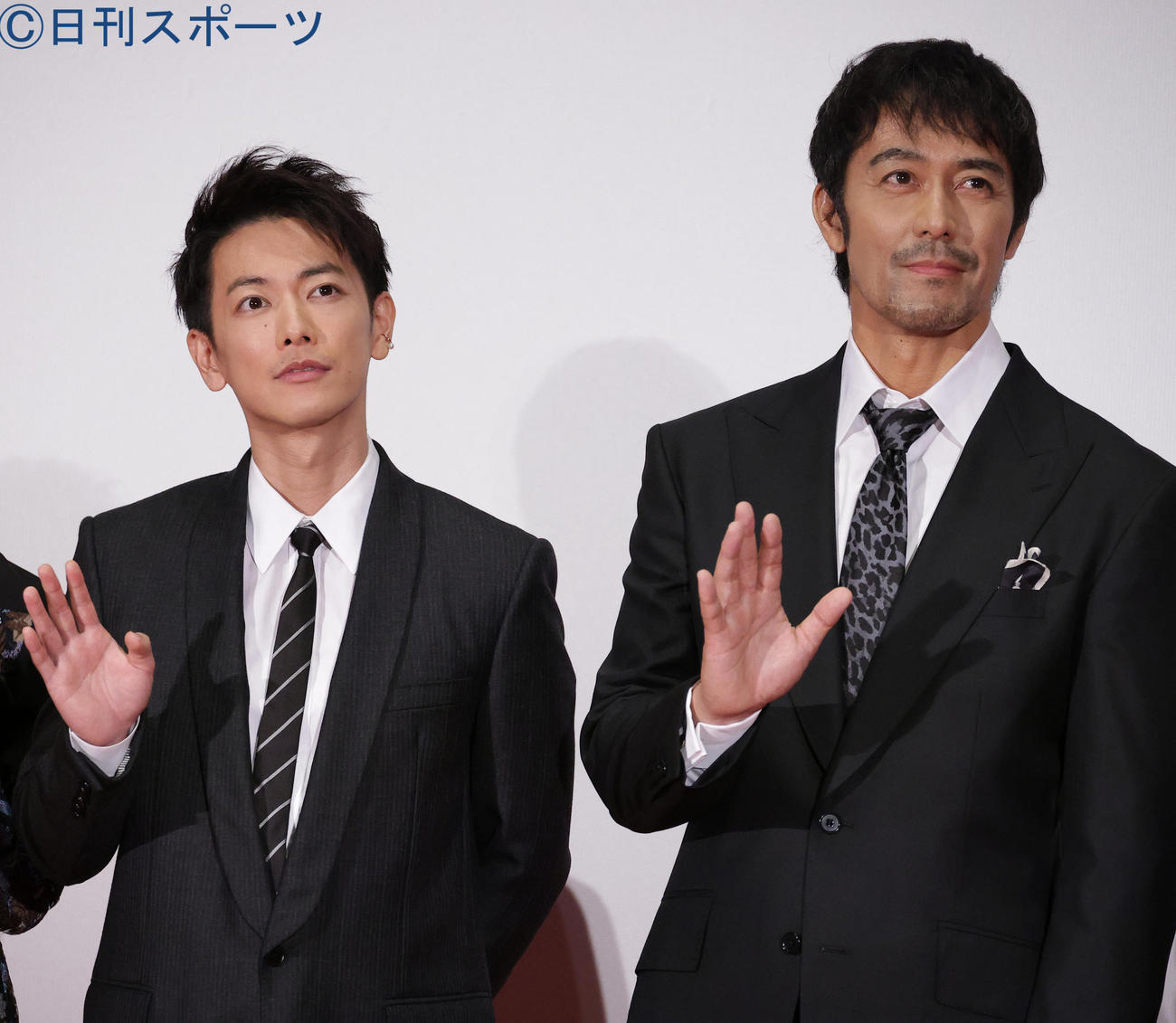 映画「護られなかった者たちへ」舞台あいさつで手を振る佐藤健（左）と阿部寛（撮影・中島郁夫）