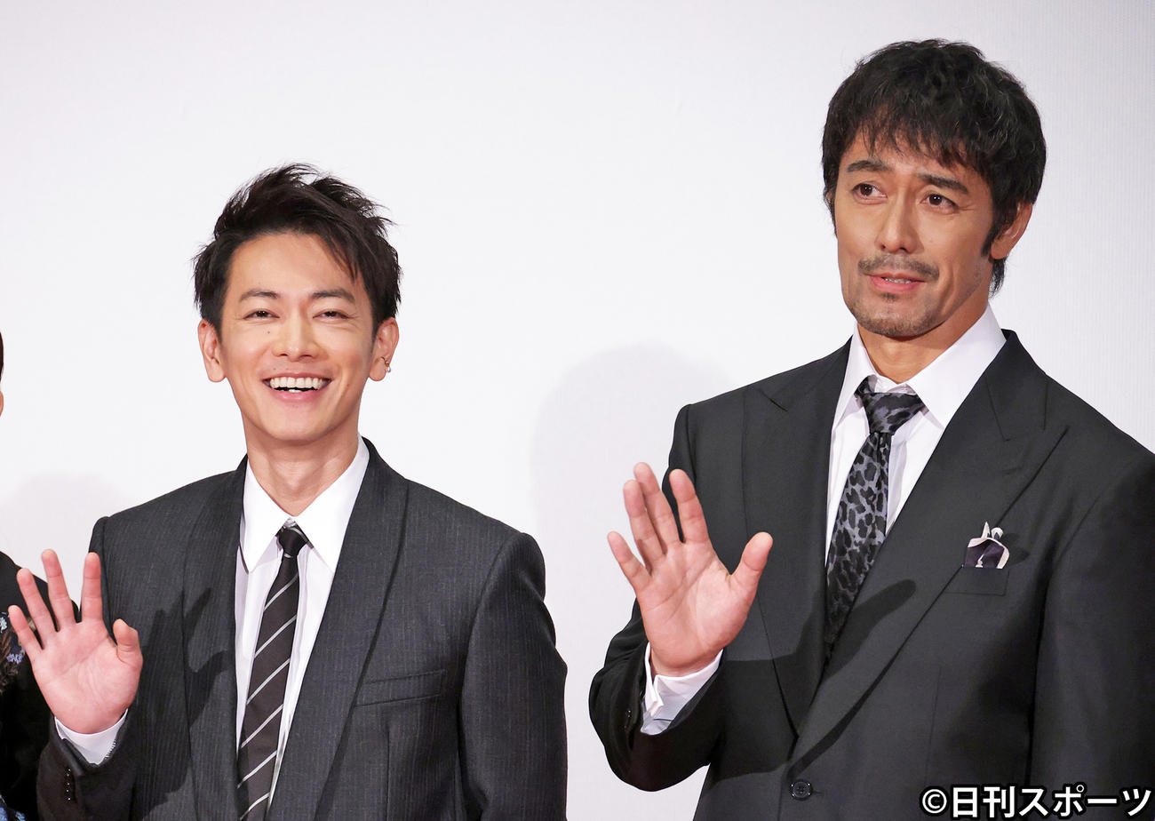 映画「護られなかった者たちへ」舞台あいさつで手を振る佐藤健（左）と阿部寛（撮影・中島郁夫）