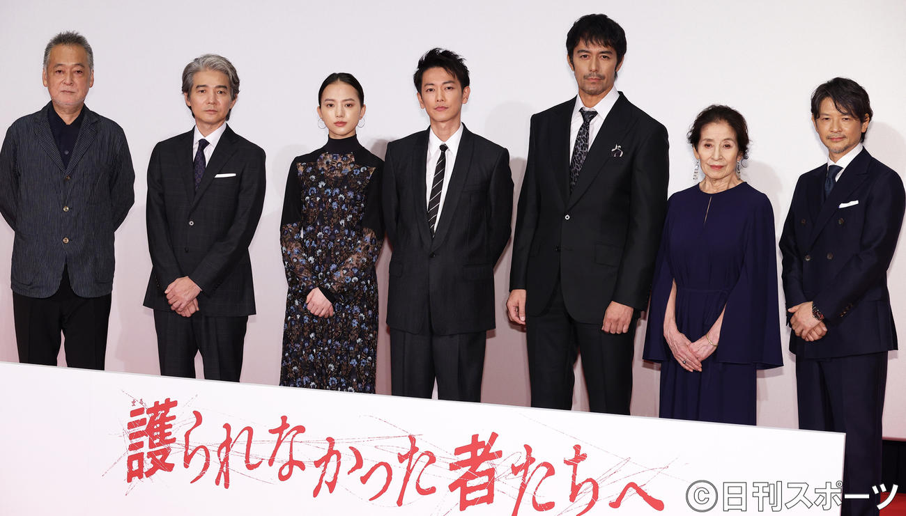 映画「護られなかった者たちへ」舞台あいさつを行う、左から瀬々敬久監督、吉岡秀隆、清原果那、佐藤健、阿部寛、倍賞美津子、緒形直人（撮影・中島郁夫）