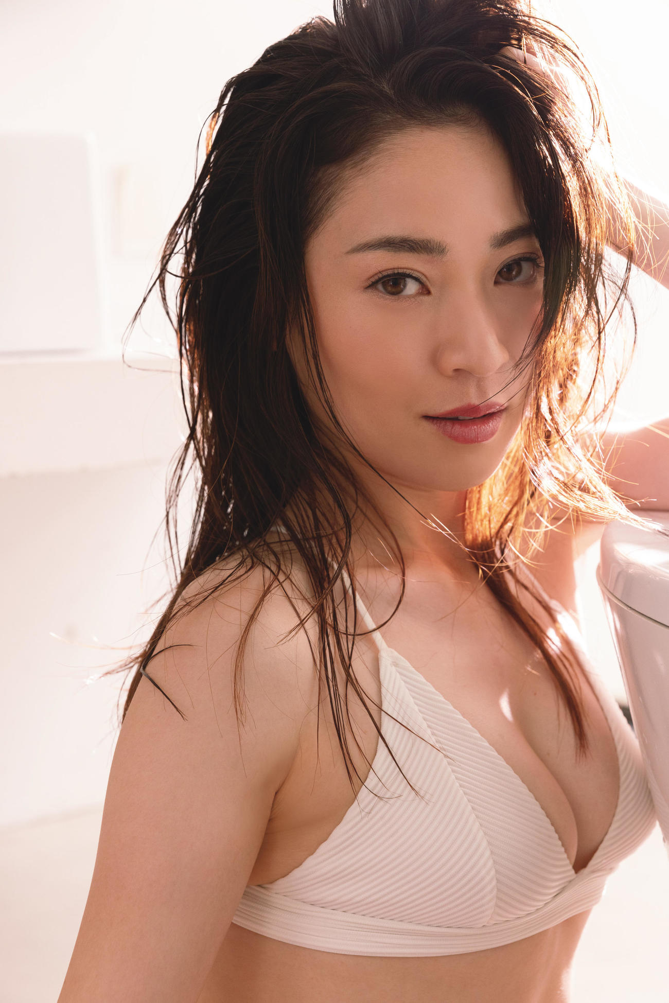「週刊ポスト」で初のグラビア撮影に挑戦し大人っぽい表情をのぞかせる竹村真琴