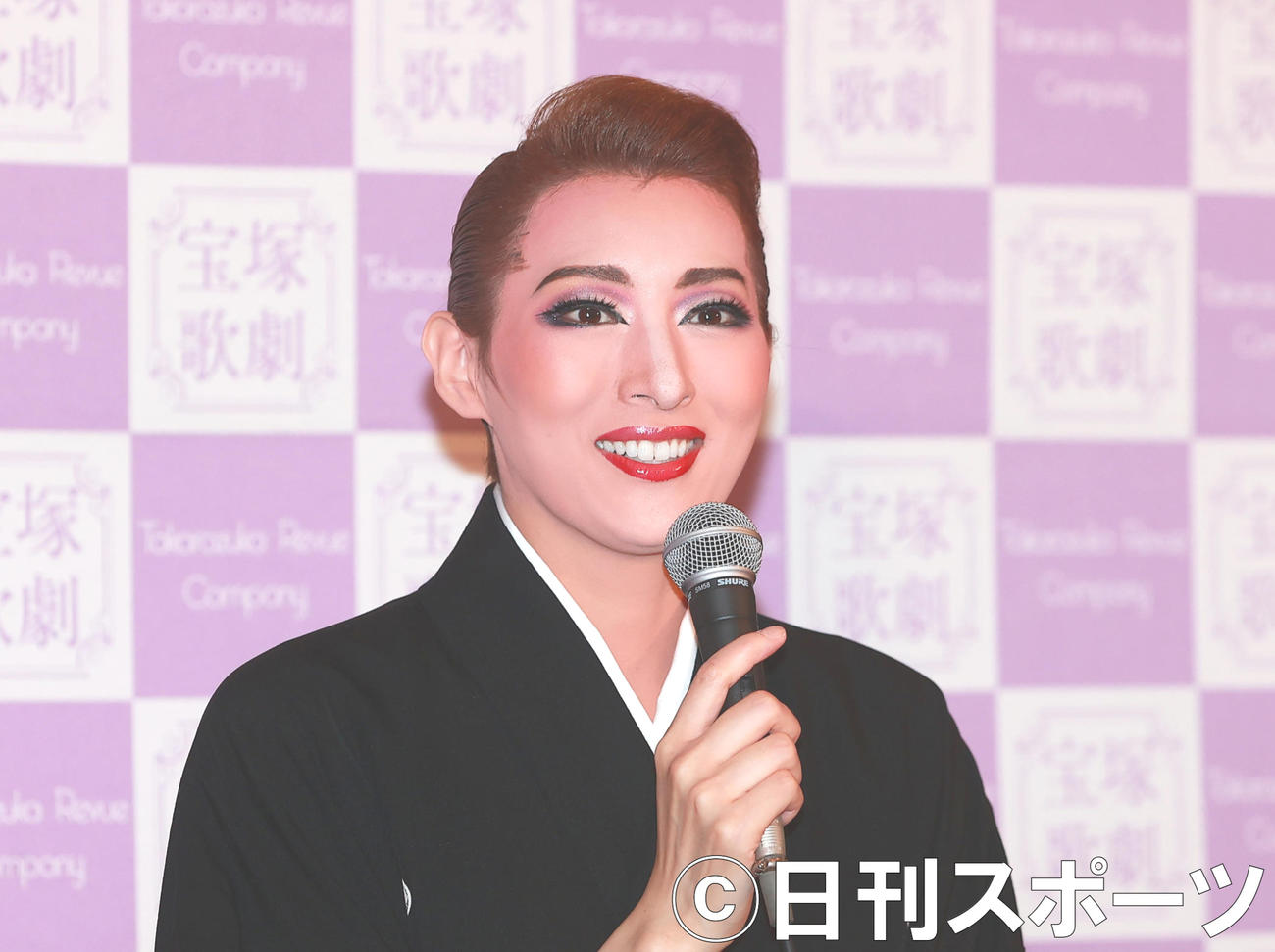 退団記者会見を行う宝塚歌劇団月組トップスターの珠城りょう（撮影・野上伸悟）