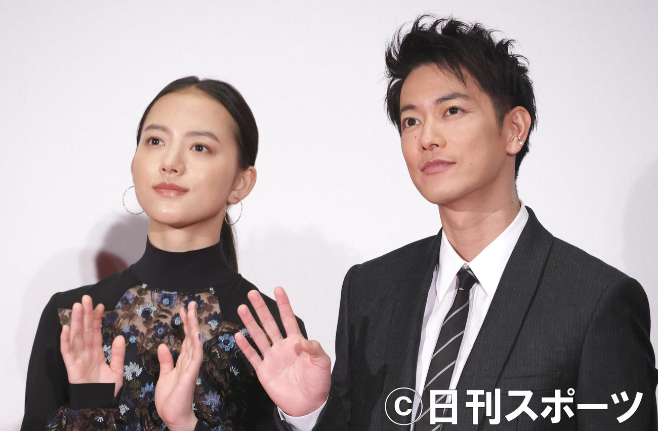 舞台あいさつで手を振る清原果那（左）と佐藤健（撮影・中島郁夫）