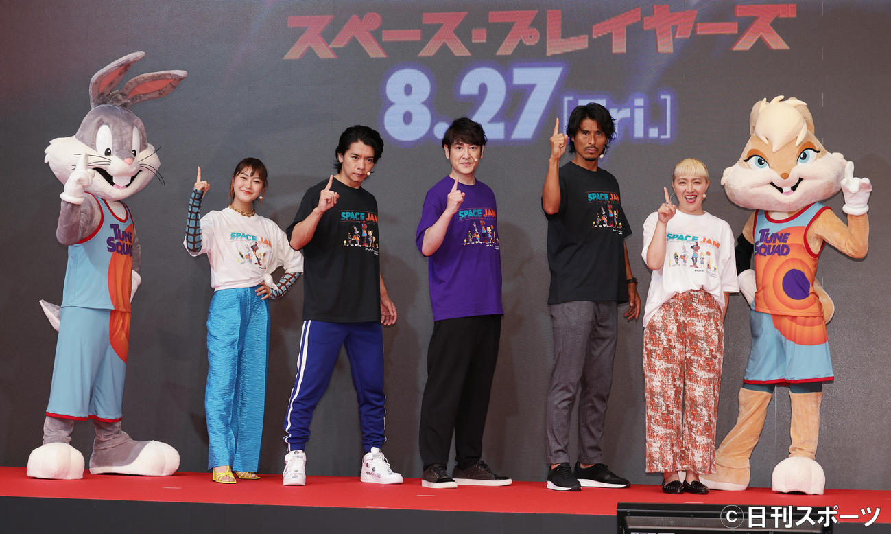 映画「スペース・プレイヤーズ」に声優として出演したゲストとキャラクターたち。左からローラ・バニー、村上佳菜子、野田クリスタル、田中直樹、中澤佑二、丸山桂里奈、バッグス・バニー（撮影・中島郁夫）