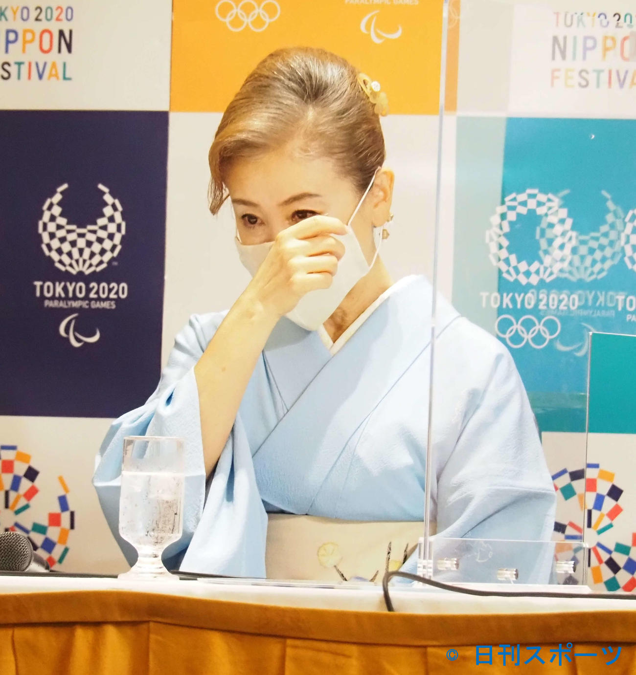 会見中に涙を浮かべる東ちづる（左）（撮影・遠藤尚子）