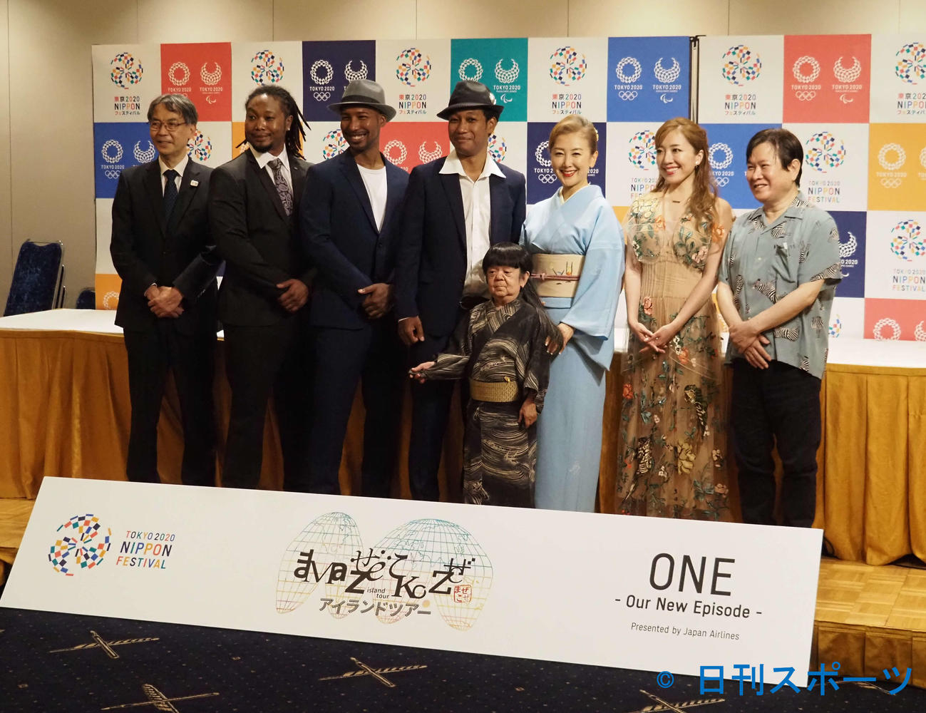 東京2020公式文化プログラム「MAZEKOZEアイランドツアー」試写会に出席した、左から東京オリンピック・パラリンピック競技大会組織委員会古宮正章副事務総長、YANO BROTHERSの矢野マイケル、矢野デイビット、矢野サンシロー、マメ山田、東ちづる、平原綾香、三ツ矢雄二（撮影・遠藤尚子）
