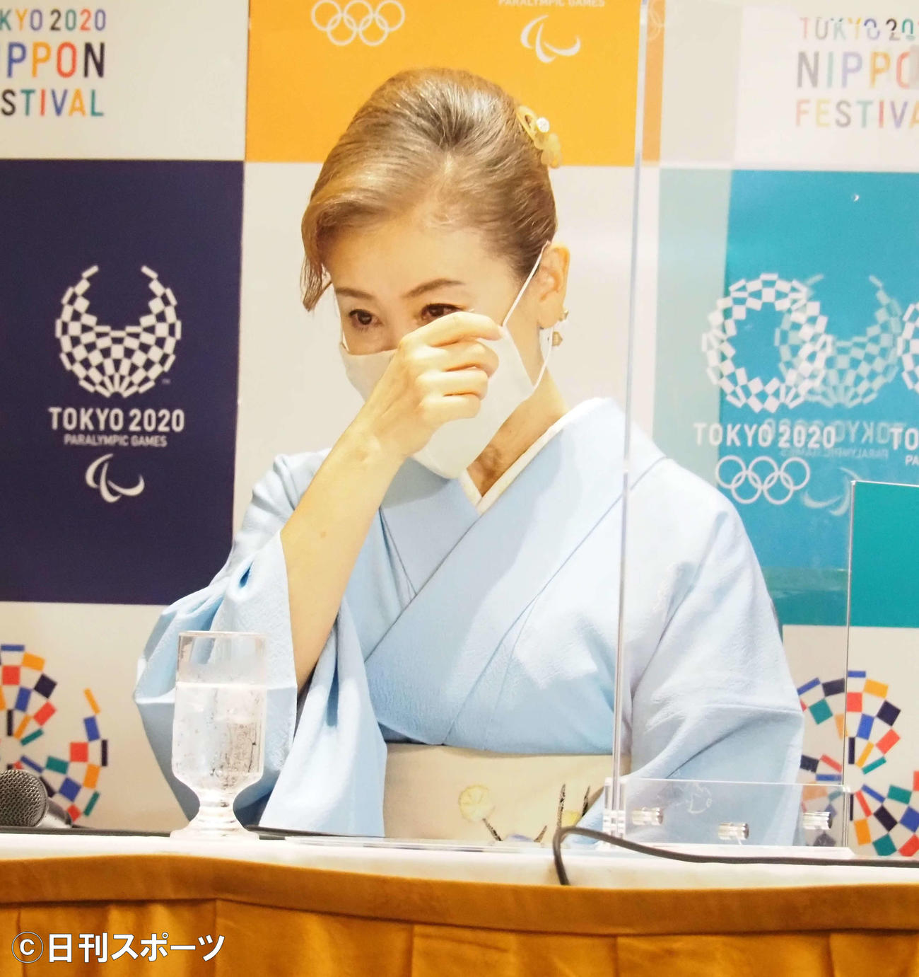 会見中に涙を浮かべる東ちづる（撮影・遠藤尚子）