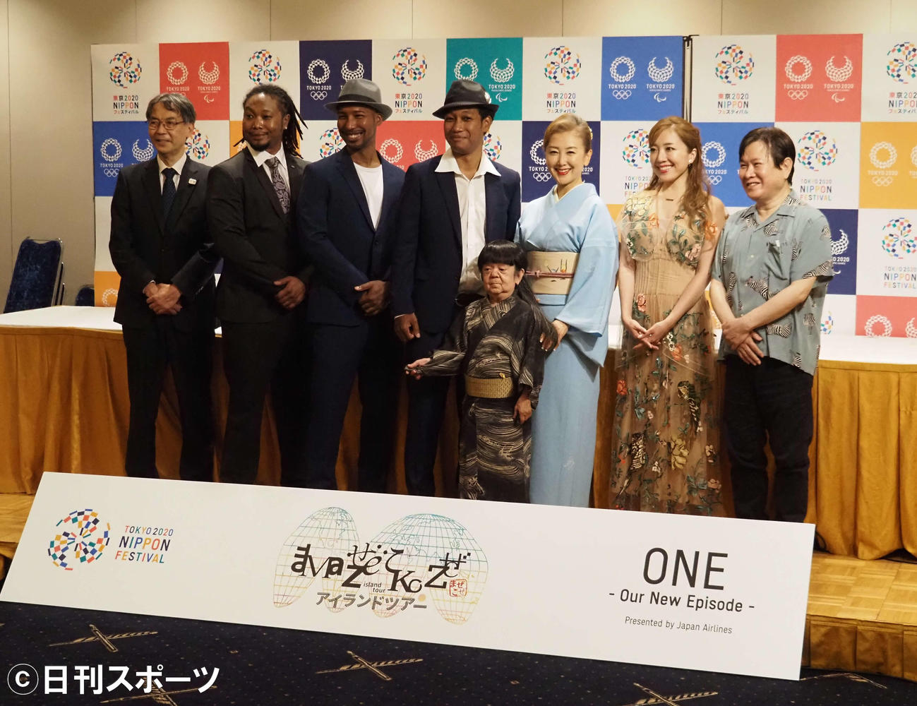 東京2020公式文化プログラム「MAZEKOZEアイランドツアー」試写会に出席した、左から東京オリンピック・パラリンピック競技大会組織委員会古宮正章副事務総長、YANO BROTHERSの矢野マイケル、矢野デイビット、矢野サンシロー、マメ山田、東ちづる、平原綾香、三ツ矢雄二（撮影・遠藤尚子）