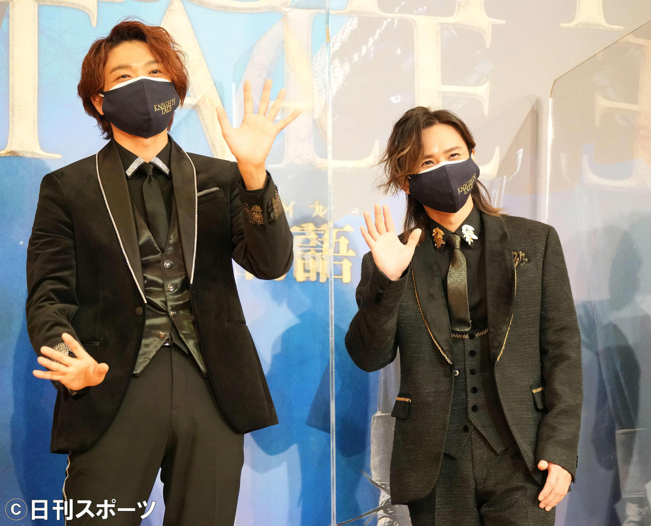 ミュージカル「ナイツ・テイル－騎士物語－」製作発表のフォトセッションで手を振る、井上芳雄（左）と堂本光一（撮影・鈴木みどり）