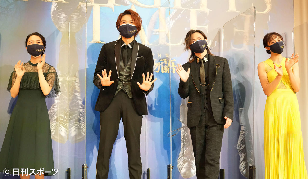 ミュージカル「ナイツ・テイル－騎士物語－」製作発表のフォトセッションで手を振る出演者たち。左から上白石萌音、井上芳雄、堂本光一、音月桂（撮影・鈴木みどり）