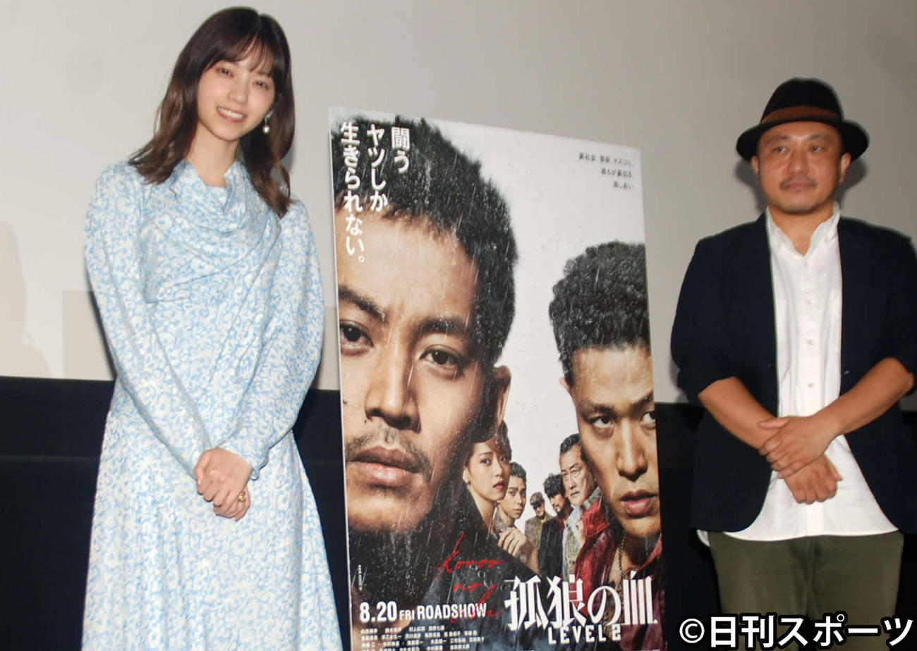 左から西野七瀬、白石和弥監督（撮影・松浦隆司）