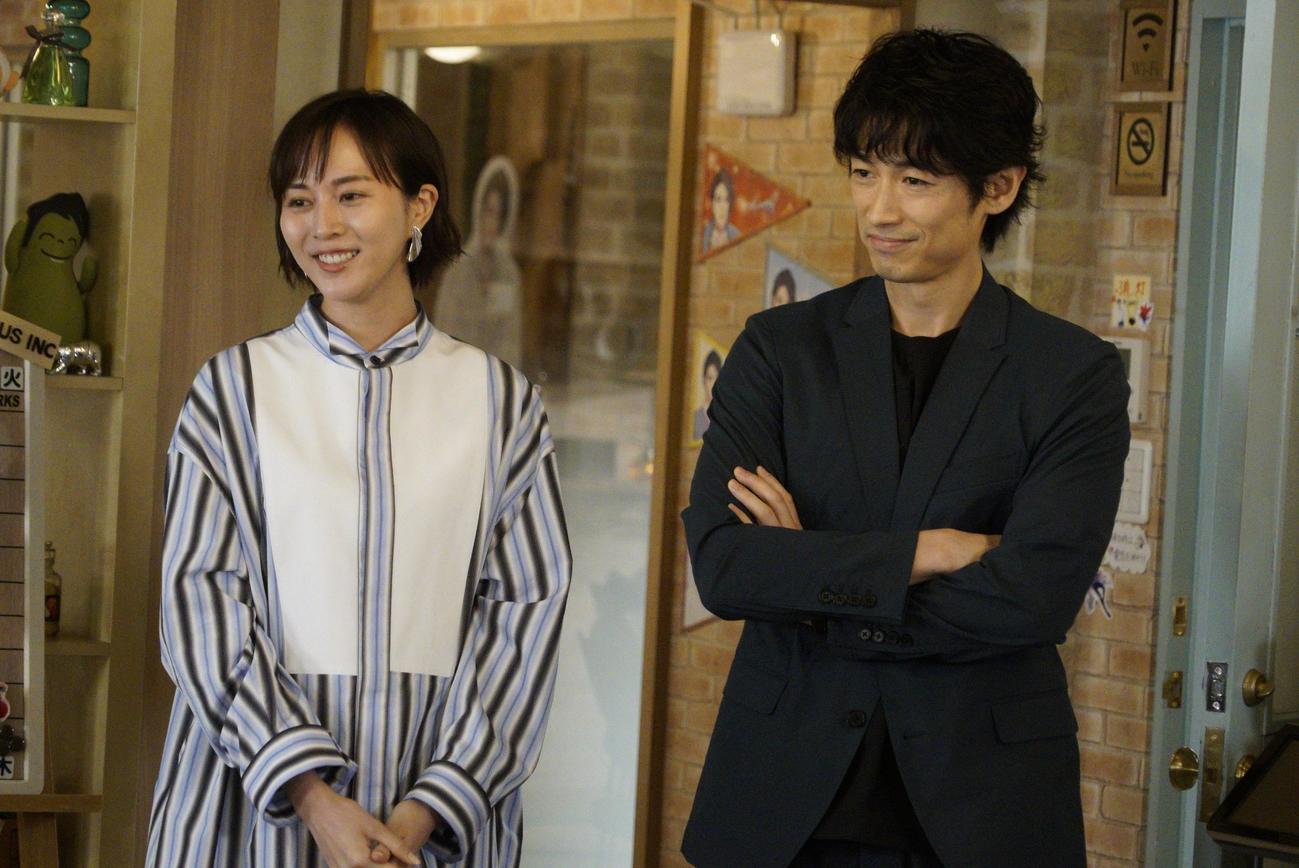 泉美（比嘉愛未＝左）と光井（ディーン・フジオカ）は、キャラクターの社内コンペを決めた（C）フジテレビ