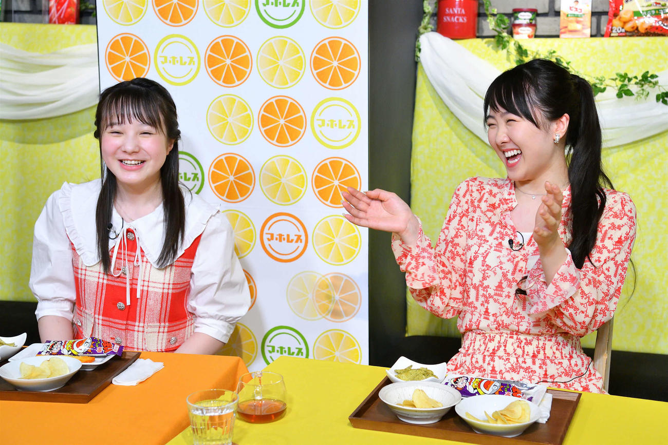 MBS「水野真紀の魔法のレストラン」に出演し、笑顔を見せる本田紗来（左）と本田望結（MBS提供）