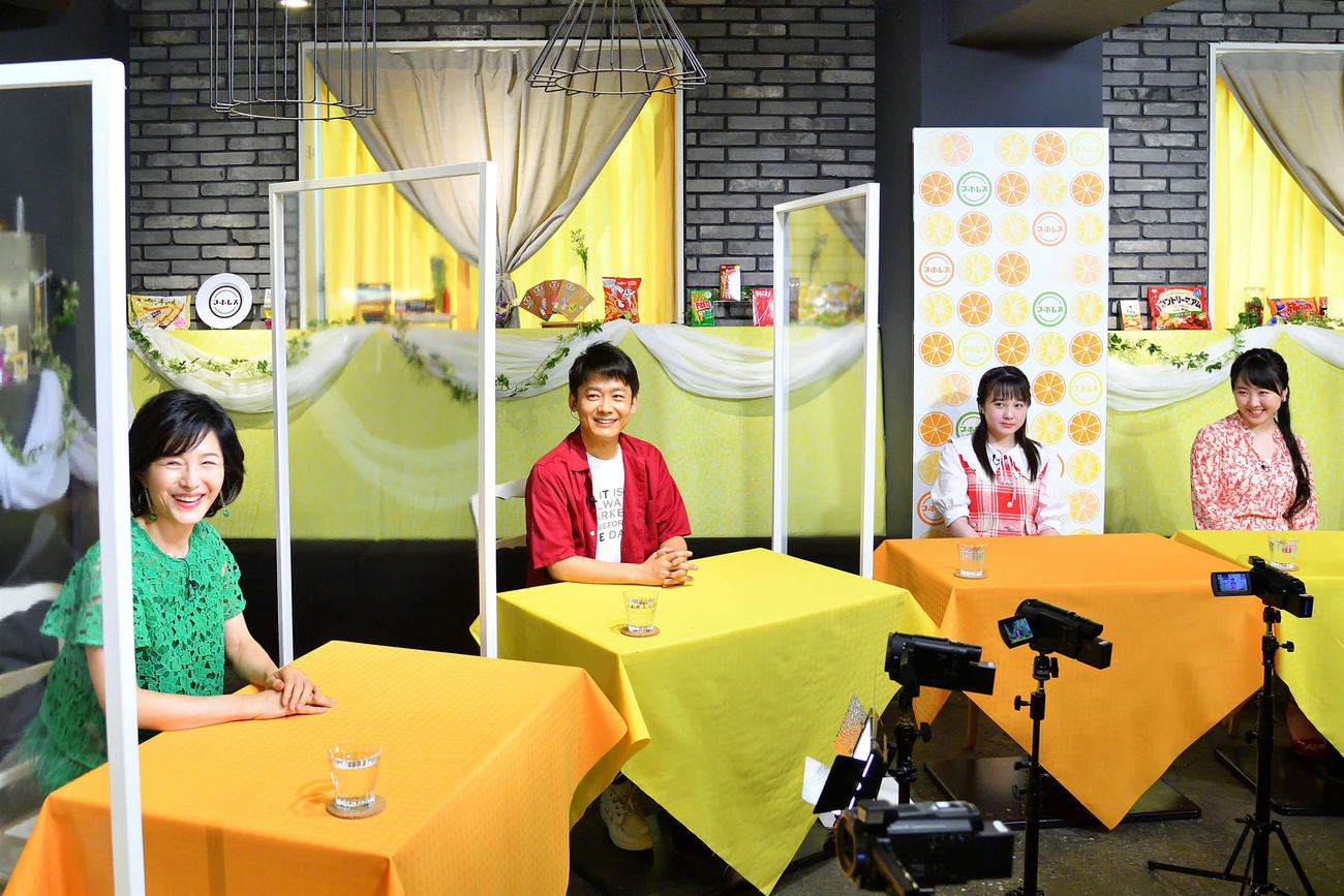 MBS「水野真紀の魔法のレストラン」に出演した右から本田望結、本田紗来、ロザン菅広文、水野真紀（MBS提供）