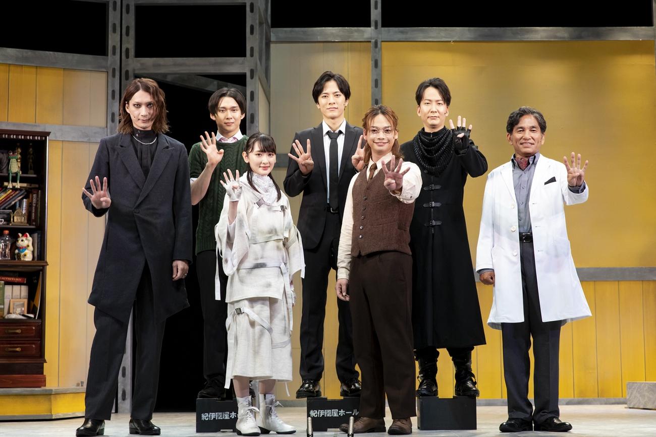 W出演の生駒里奈（前列左から2人目）、池田純矢（前列左から3人目）