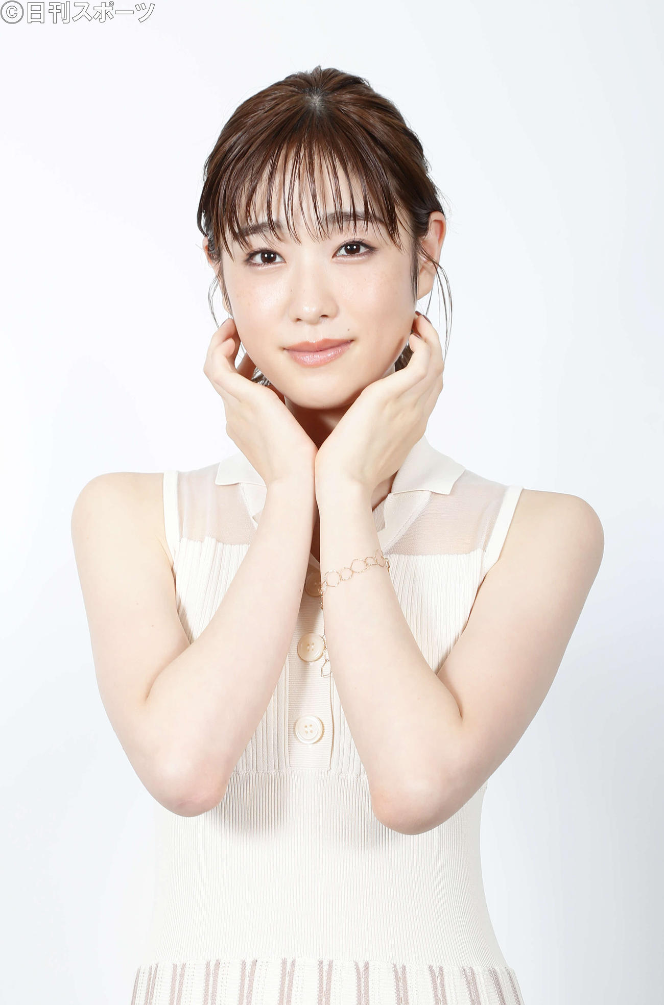 透けるような白い肌が、まぶしい高橋ひかる（撮影・丹羽敏通）