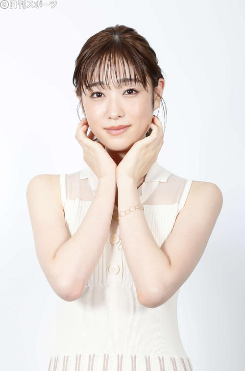 透けるような白い肌が、まぶしい高橋ひかる（撮影・丹羽敏通）