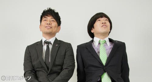 10年3月、インタビューでポーズをとる雨上がり決死隊の宮迫博之（左）と蛍原徹