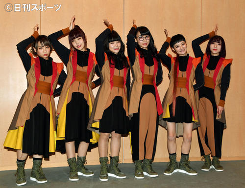 BiSHのメンバー。左からモモコグミカンパニー、アイナ・ジ・エンド、セントチヒロ・チッチ、ハシヤスメ・アツコ、リンリン、アユニ・D（18年12月撮影）