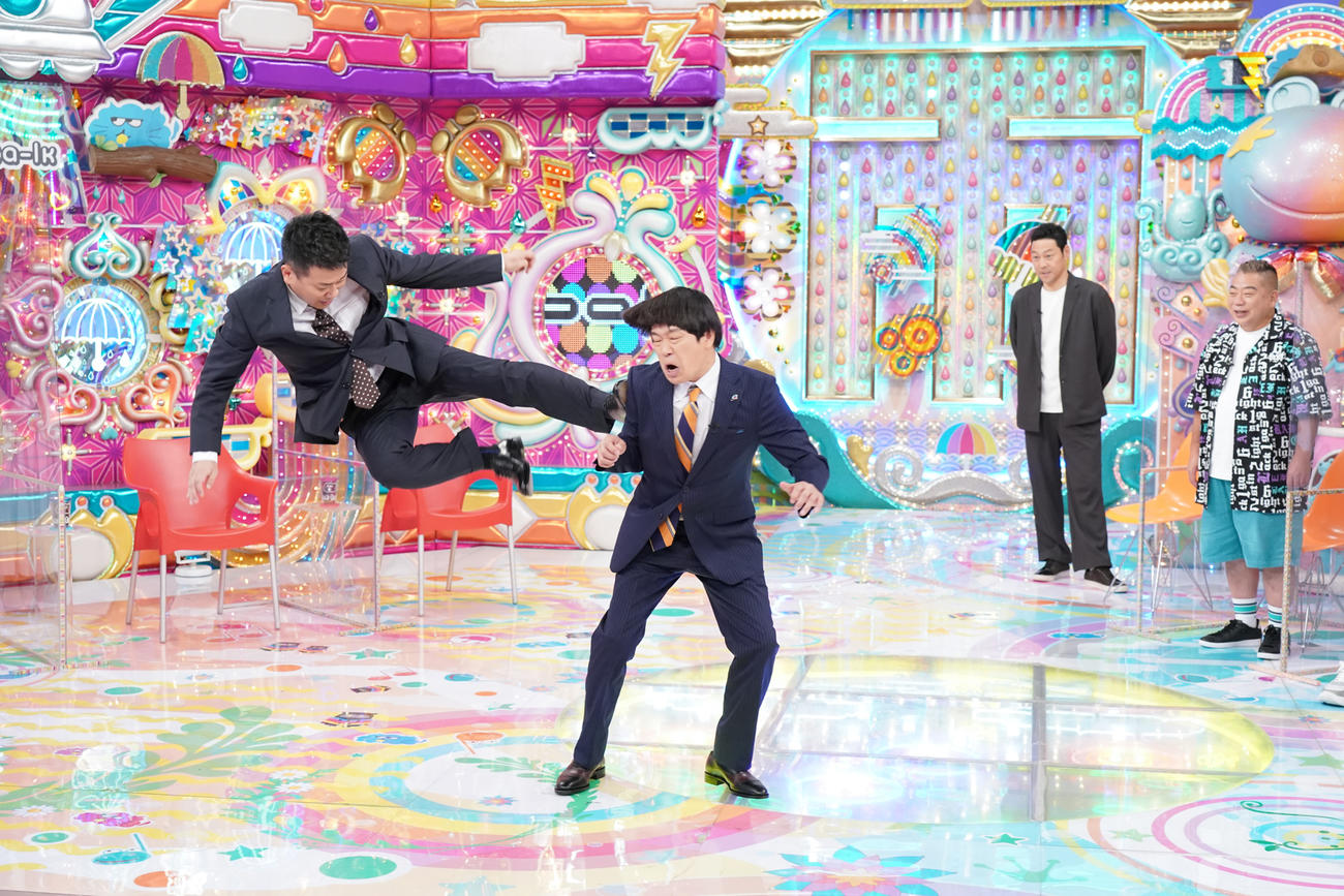 「アメトーーク特別編　雨上がり決死隊解散報告会」のエンディングで、左からドロップキックを放つ宮迫博之、蛍原徹、東野幸治、出川哲朗（C）テレビ朝日