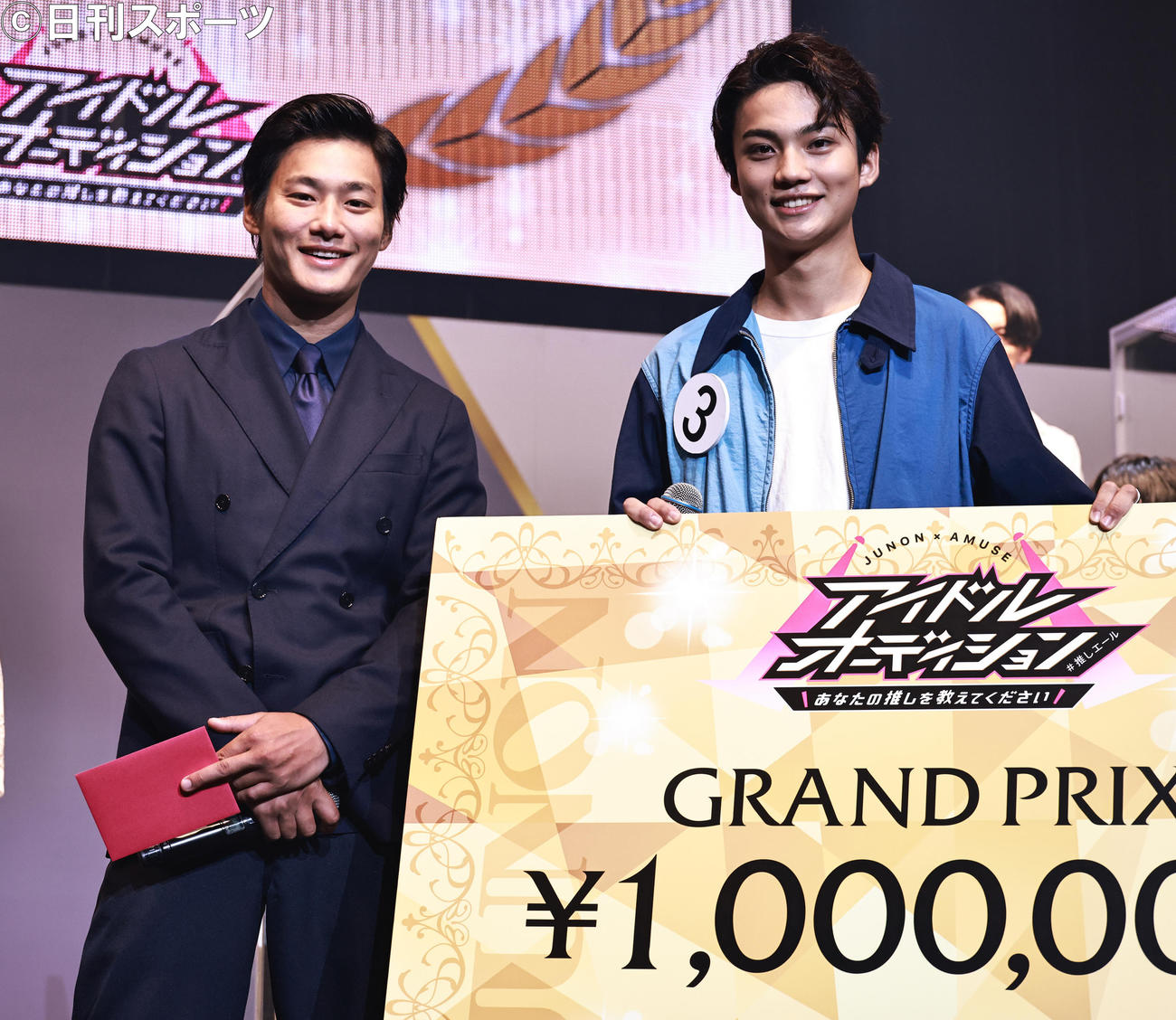 グランプリに輝いた磯野泉さん。左はプレゼンターの野村周平（撮影・中島郁夫）