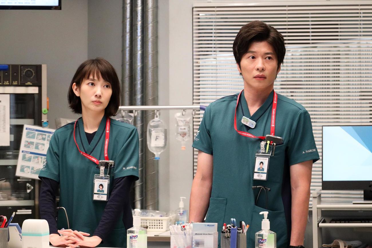 朝倉美月（波瑠＝左）は成瀬暁人（田中圭）が脳外科に誘われているのを目撃してしまう（C）フジテレビ
