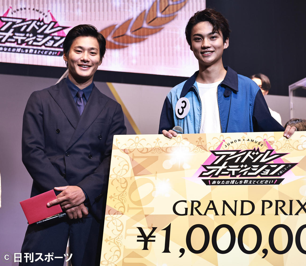 グランプリに輝いた磯野泉さん。左はプレゼンターの野村周平（撮影・中島郁夫）