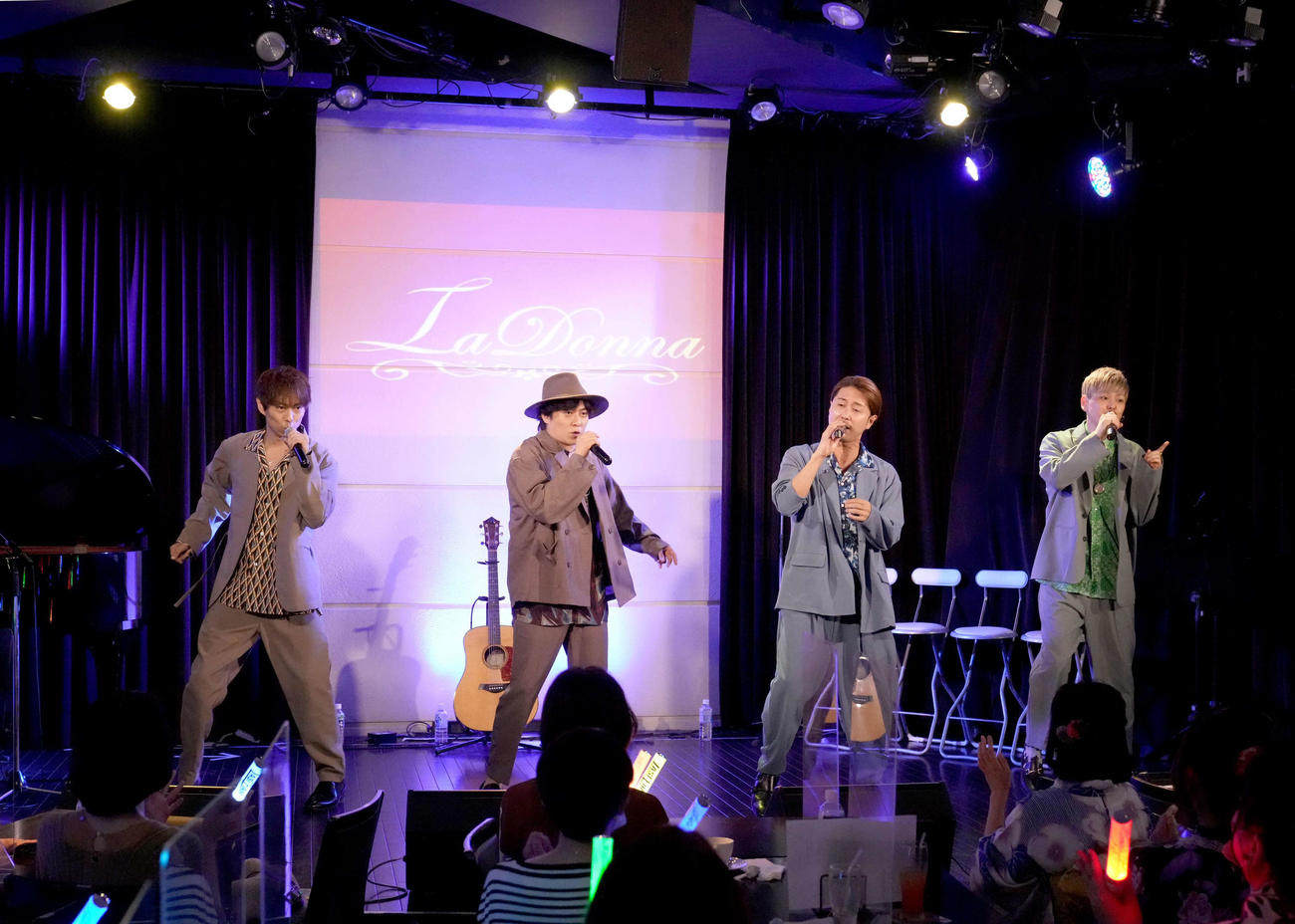 新曲「Life is Beautiful」の発売記念ライブを行った左からLASTFIRSTのGACKY、YOUSUKE、OSA、ATSUSHI