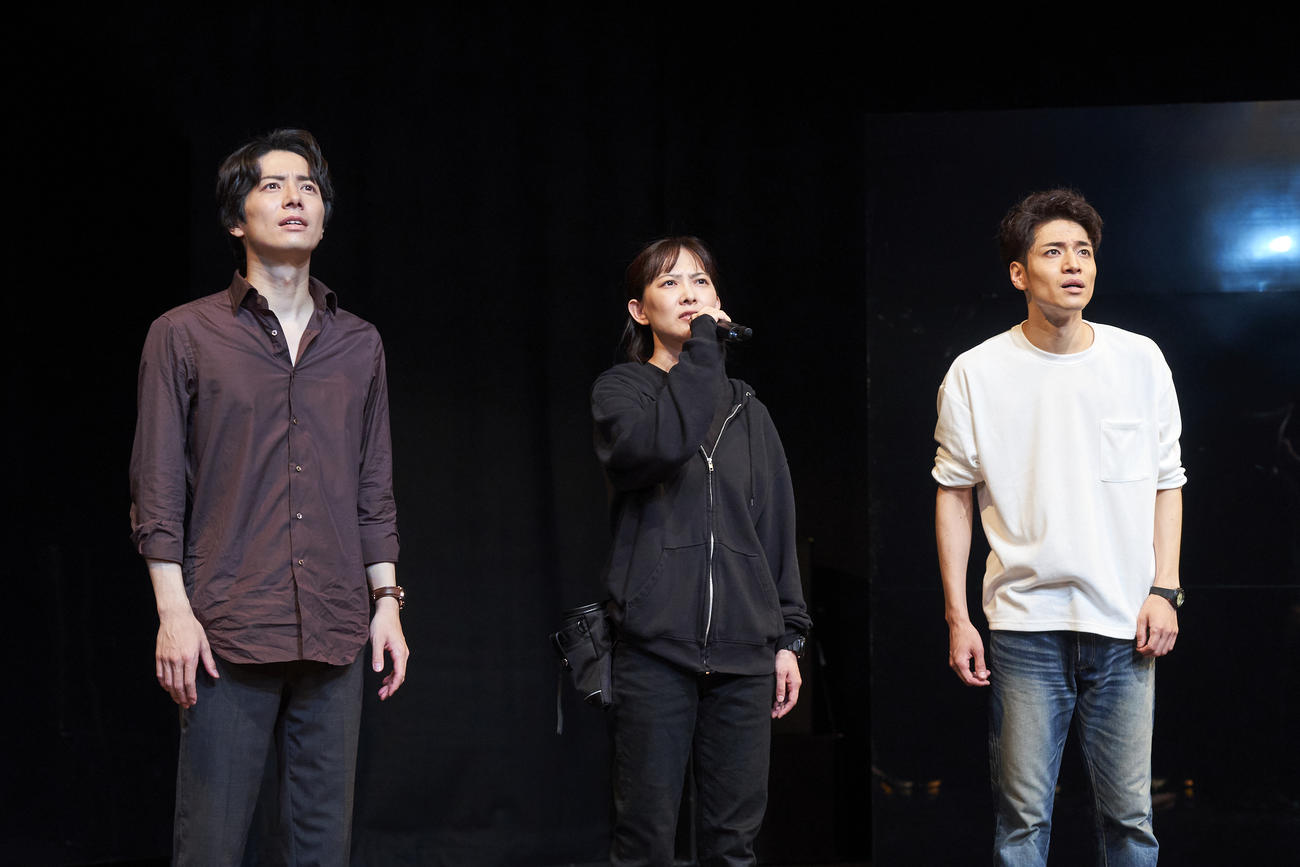 主演舞台の初日を迎えた福田悠太（右）。左から和田琢磨、谷村美月