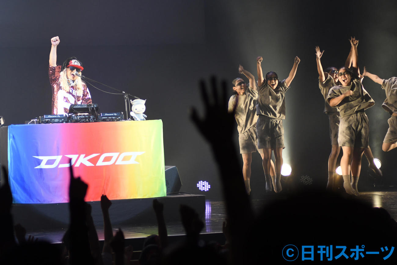 「第9回全国高等学校ダンス部選手権」にゲスト出演し大阪・登美丘高のメンバーと盛り上がるDJ KOO（左）（撮影・大友陽平）