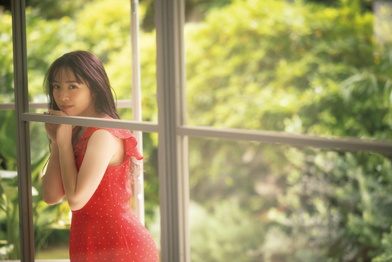 乃木坂46渡辺みり愛のファースト写真集「消極的な華やかさ」の先行カット