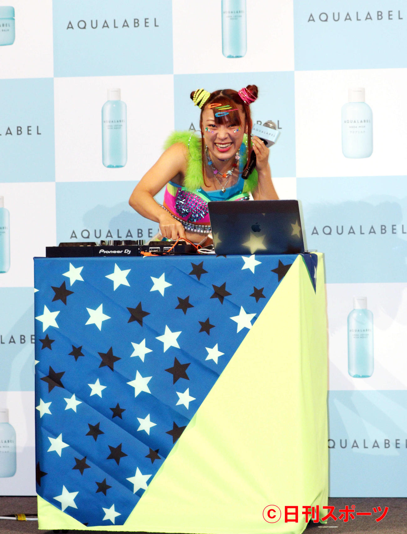 イベントでDJプレイをするフワちゃん（撮影・関根直人）