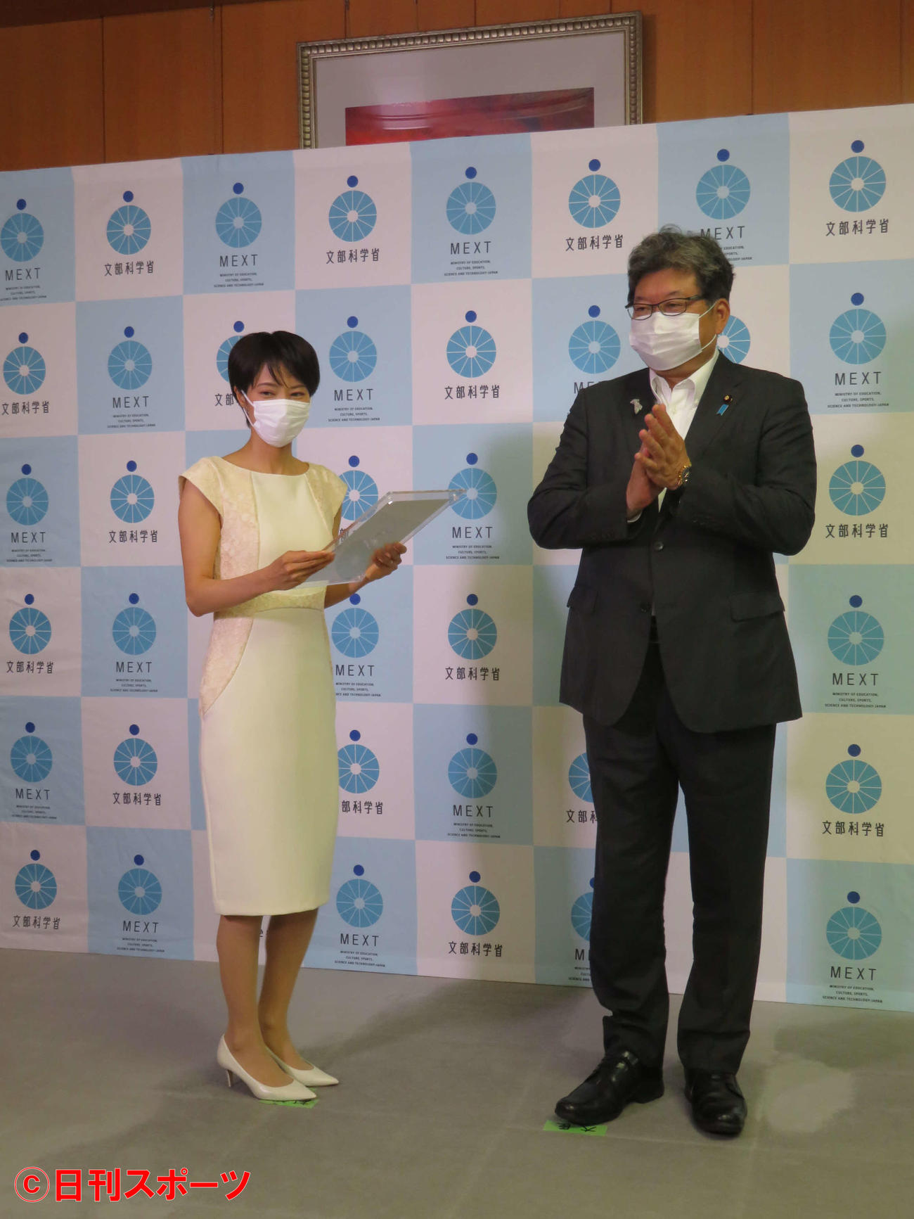 萩生田光一文部科学相から社会教育士応援大使に任命された村井美樹（撮影・村上幸将）