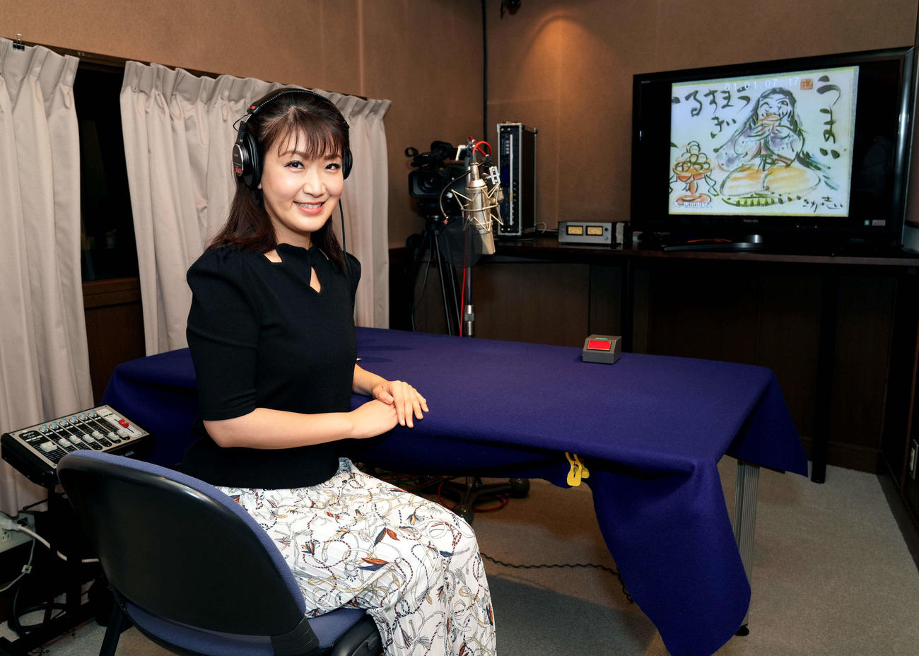 笑顔で撮影に応じる市川由紀乃
