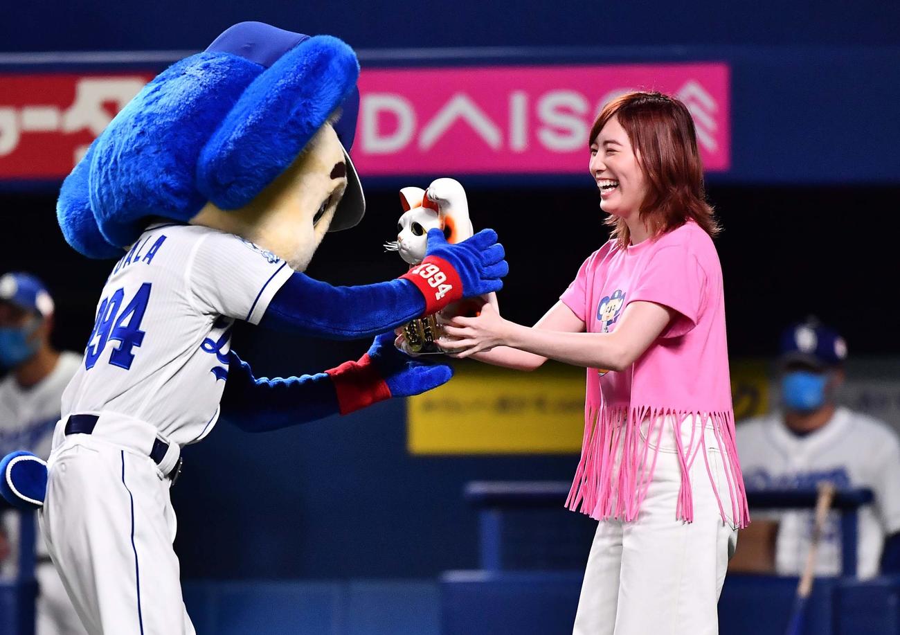 中日対広島　ドアラに招き猫を贈呈する松井珠理奈（撮影・上田博志）